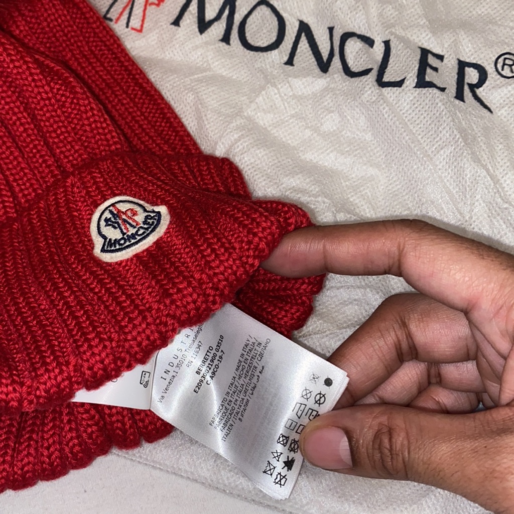 MONCLER【入手困難】定番キャップ ☆BEANIE WITH POM POM☆ 全色 Moncler Wool Beanie with Faux Fur Pom-Pom | Saks Fifth Avenue